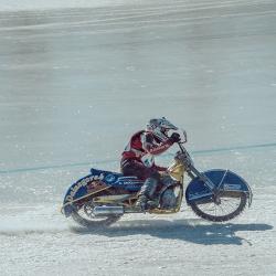 Спустя 40 лет: гонки по ледовому спидвею состоялись во Владивостоке