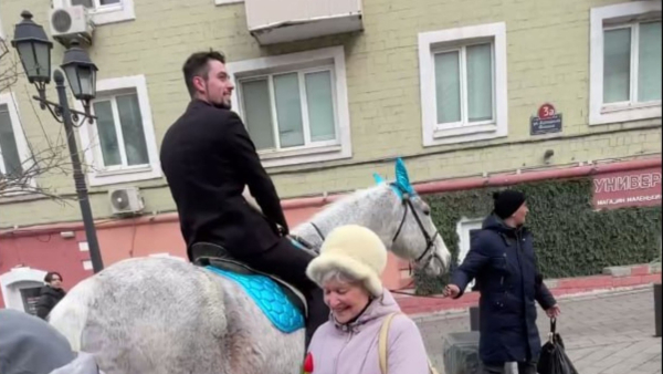 Уникальное празднование 8 марта на Арбате: мужчина на лошади радует женщин — видео