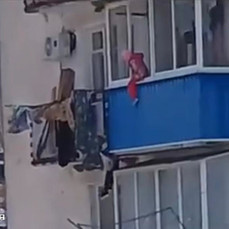 В Приморье двое маленьких детей перелезли через балкон и повисли на высоте 4-го этажа