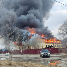 В Дальнегорске сгорело двухэтажное недостроенное здание, которое пытались продать за 21,4 млн рублей